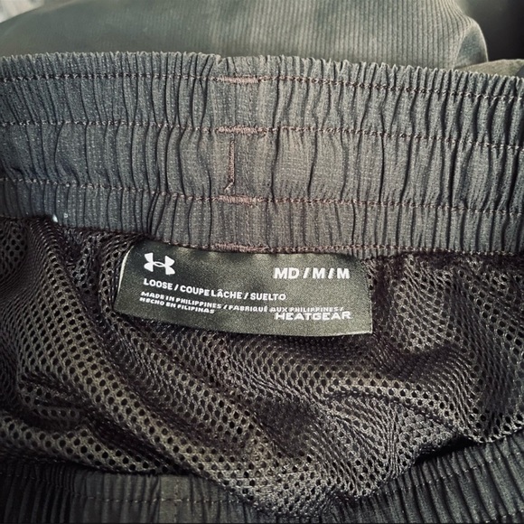 Under Armour Men's Size M Color Black With Reflective Silver Printing NWOT - Picture 8 of 8